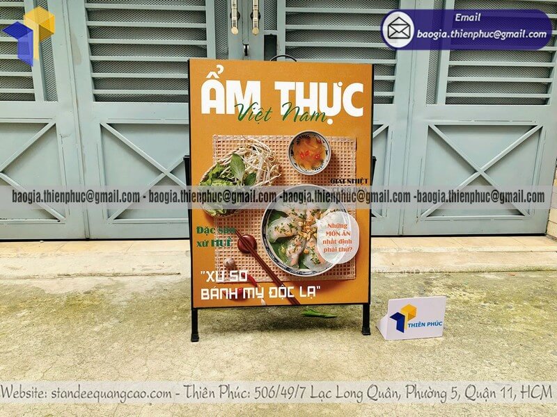 Standee trưng bày in 1 mặt chân sắt trên vỉa hè Standee trưng bày in 1 mặt chân sắt trên vỉa hè