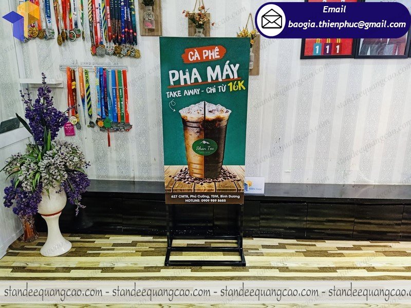 thiết kế standee quảng cáo 2 mặt