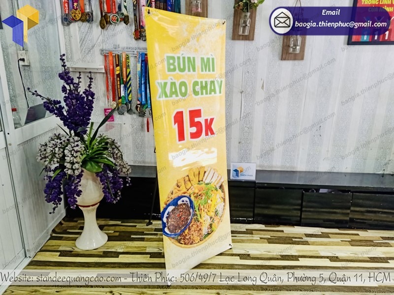 thiết kế standee chân chữ X