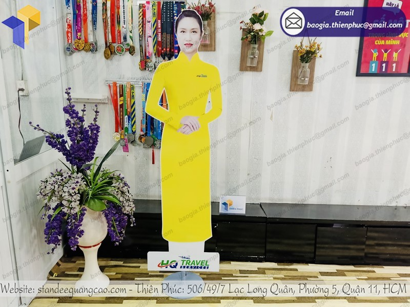 thiết kế mô hình standee người đẹp