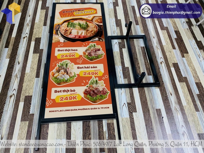 standee khung sắt tại cửa hàng