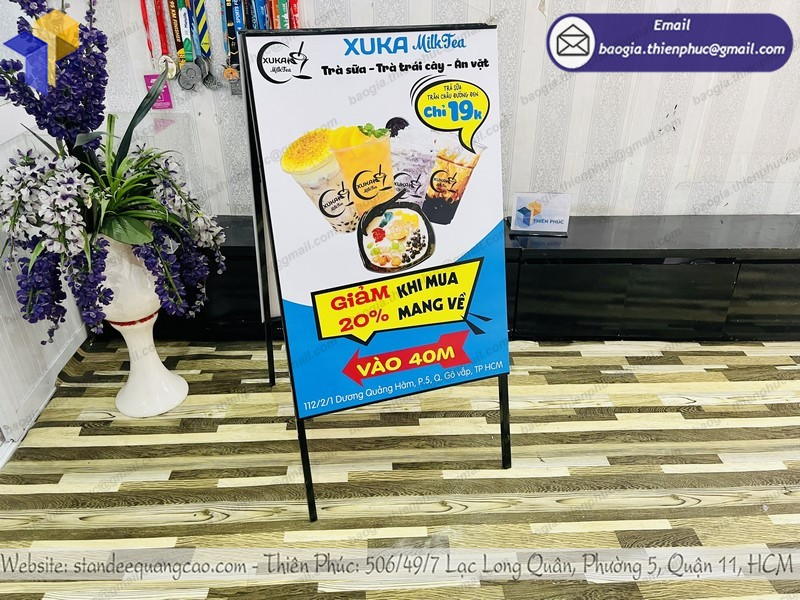 thiết kế standee chân chữ a giá rẻ