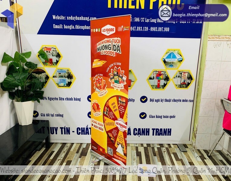 thiết kế standee cuốn nhôm tại xưởng Thiên Phúc