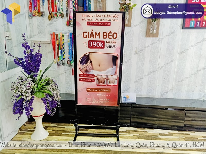 thiết kế standee đế sắt cán format