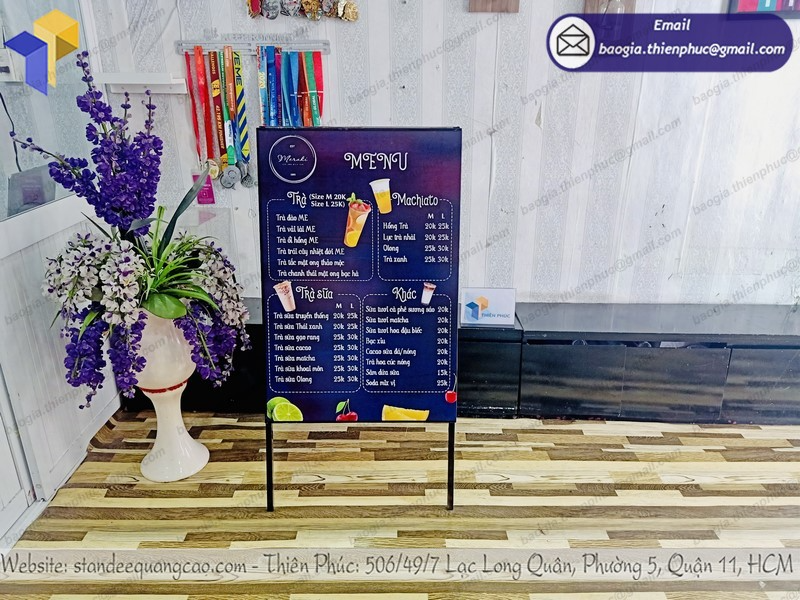 thiết kế standee đế sắt chữ a