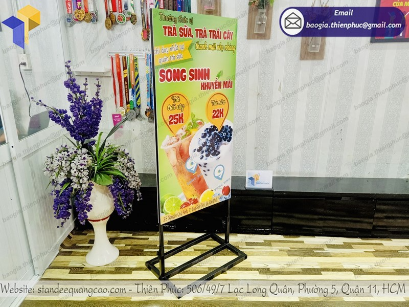 thiết kế standee đế sắt đứng hai mặt