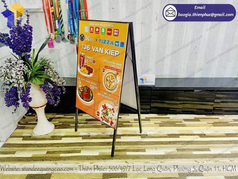 thiết kế standee đế sắt quảng cáo chịu gió