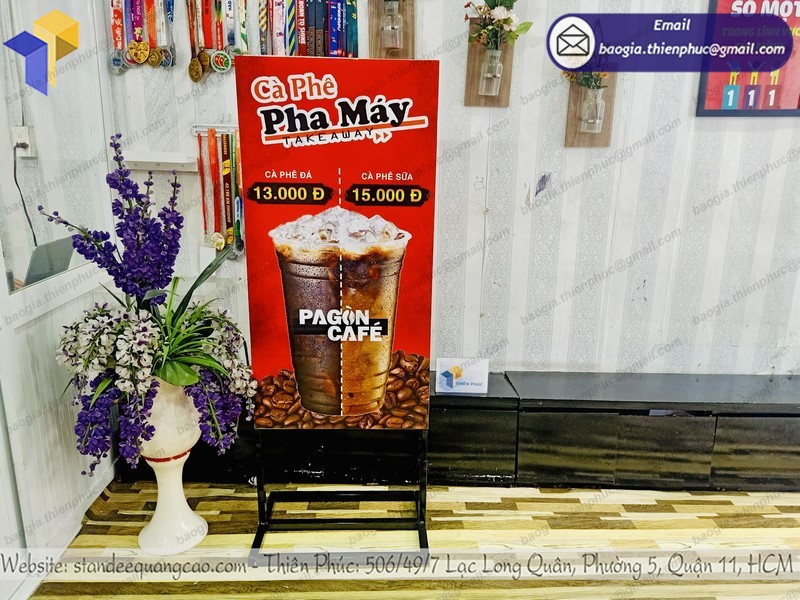 thiết kế standee hai mặt ngoài trời