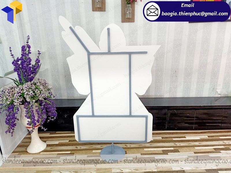 thiết kế standee hình người