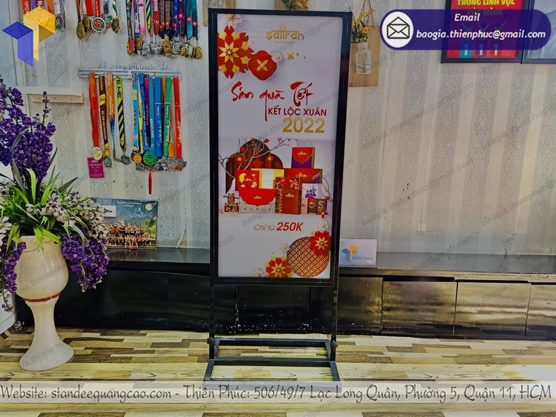 thiết kế standee khung sắt căng bạt