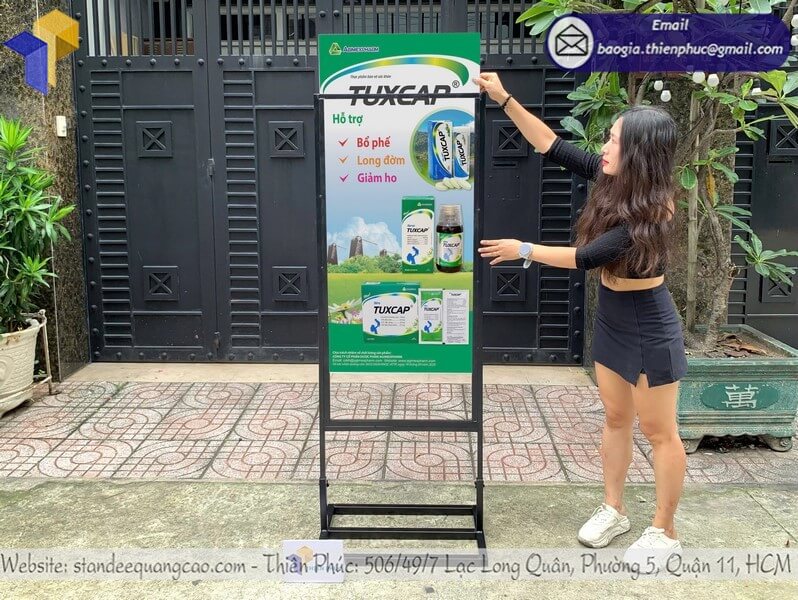 Thiết kế standee khung sắt theo yêu cầu