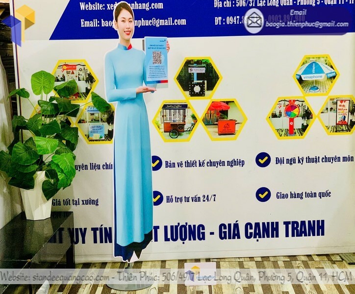 Thiết kế standee mô hình giao dịch viên 3D sống động