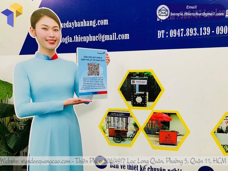 Thiết kế standee mô hình giao dịch viên đa dạng kích thước