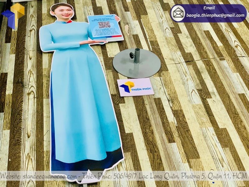 Thiết kế standee mô hình giao dịch viên tại xưởng, in logo