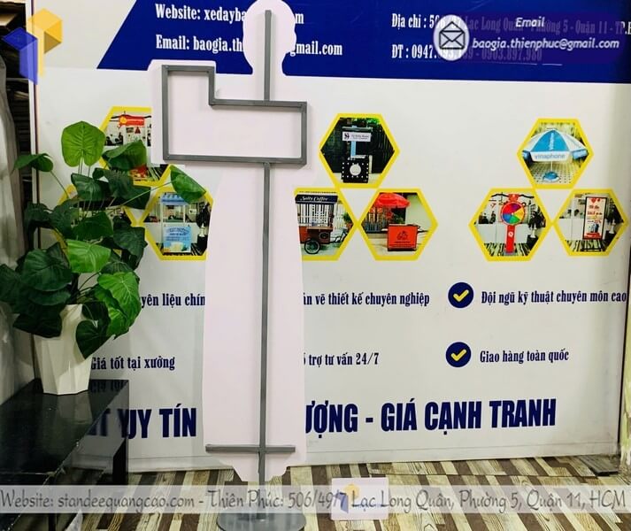Thiết kế standee mô hình giao dịch viên tinh tế, hiện đại