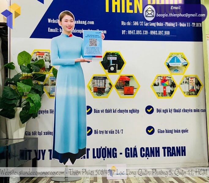 Thiết kế standee mô hình giao dịch viên