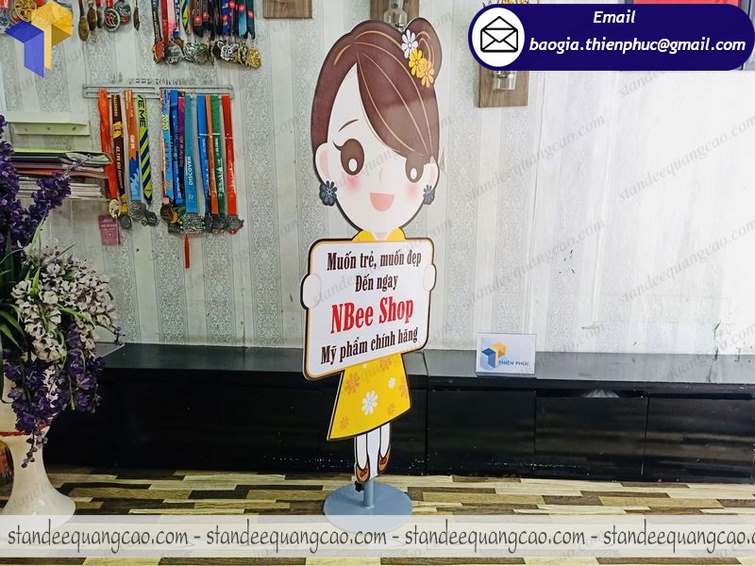 Thiết kế standee mô hình hoạt hình