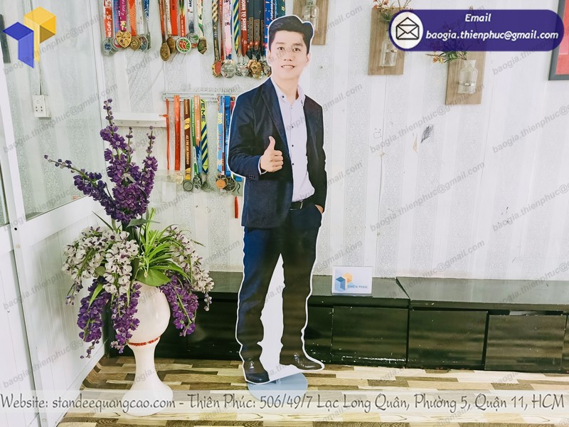 thiết kế standee mô hình người cán format