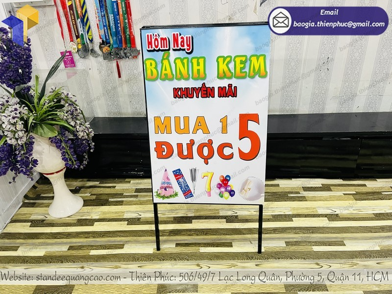 thiết kế standee quảng cáo chân chữ a