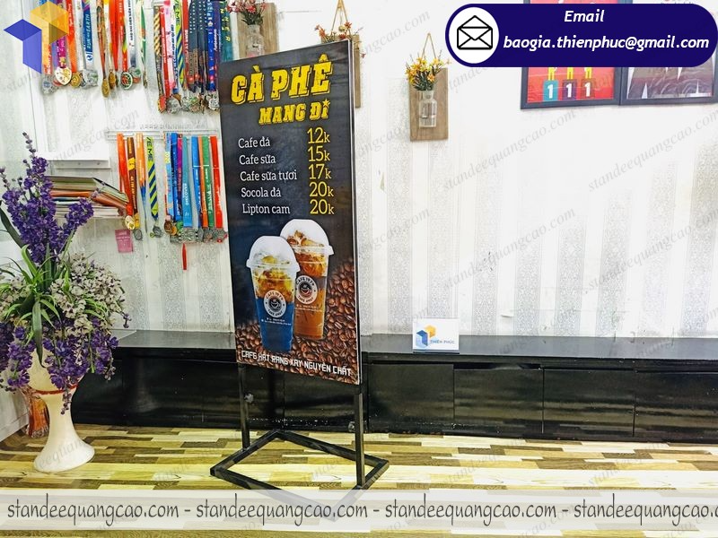 thiết kế standee quảng cáo khung sắt