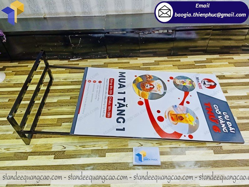 xưởng đóng standee 2 mặt quảng cáo