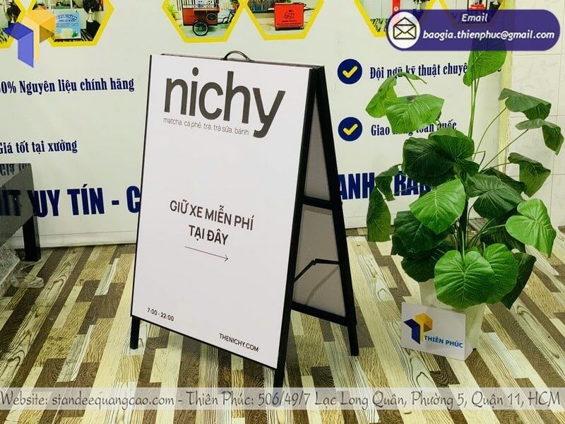 Xưởng in bảng standee quảng cáo chữ A 2 mặt cho cửa hàng di chuyển và trưng bày