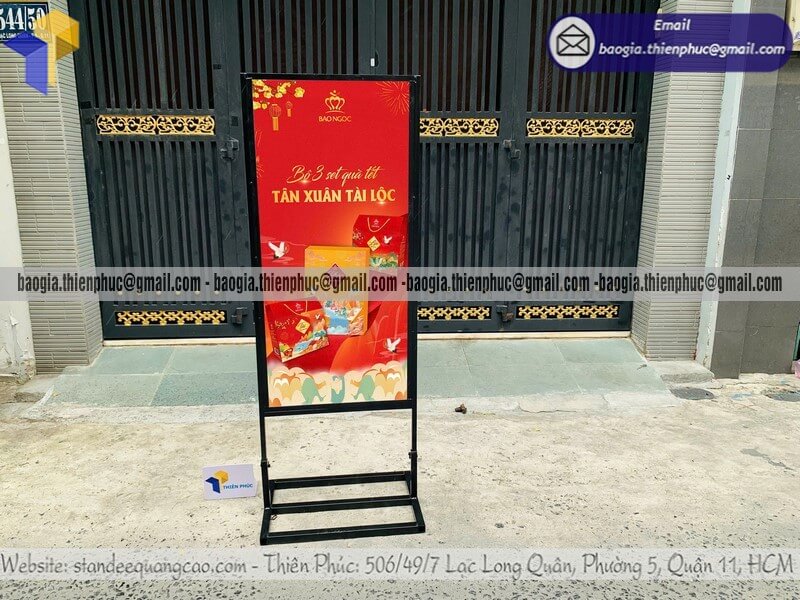 Xưởng in standee A đứng in 2 mặt khung sắt trước cửa hàng chuyên bán sỉ cho hệ thống chuỗi cửa hàng