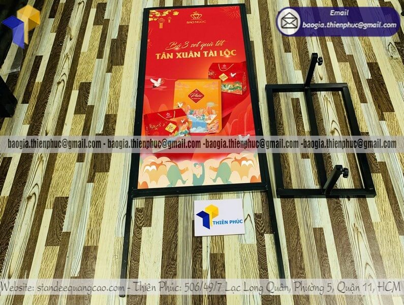 Xưởng in standee A đứng in 2 mặt khung sắt trước cửa hàng phục vụ quảng cáo trước shop showroom