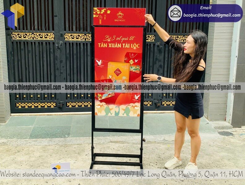 Xưởng in standee A đứng in 2 mặt khung sắt trước cửa hàng
