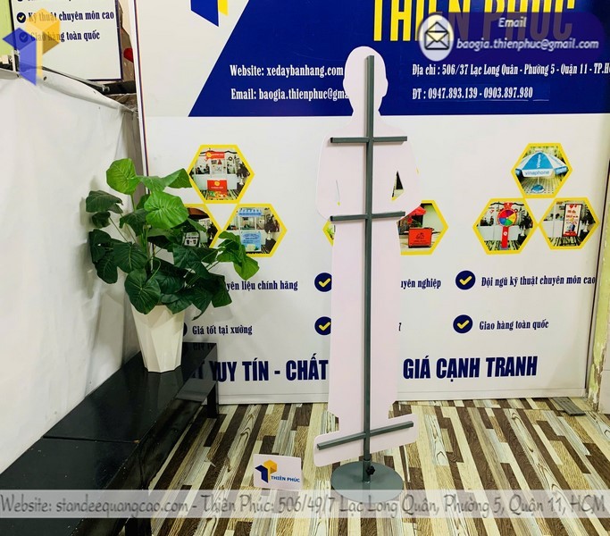 Xưởng in standee tiếp viên ngành hàng không uy tín