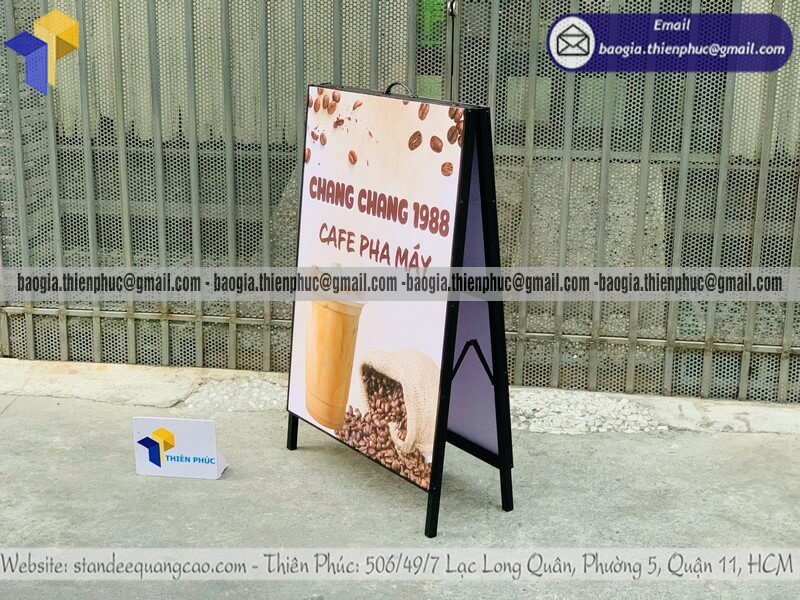 Xưởng làm bảng standee A chân sắt in logo giá rẻ phục vụ khách hàng