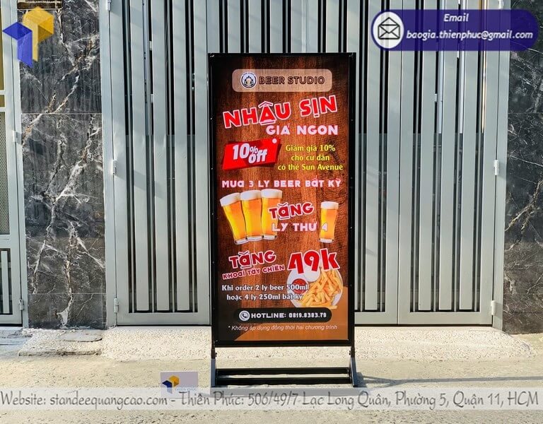 Xưởng làm standee 2 mặt đứng khung sắt chống gió