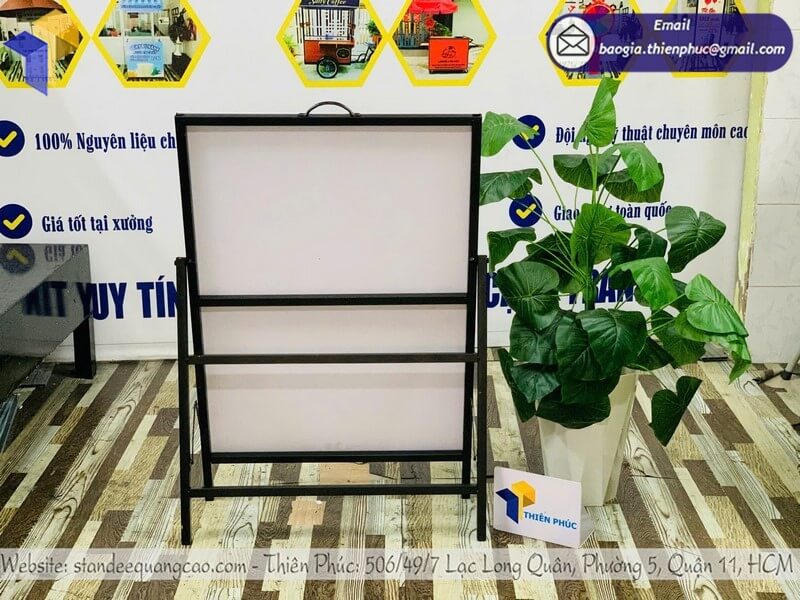 Xưởng làm standee quảng cáo in 1 mặt giá rẻ đặt cọc giao tận nơi