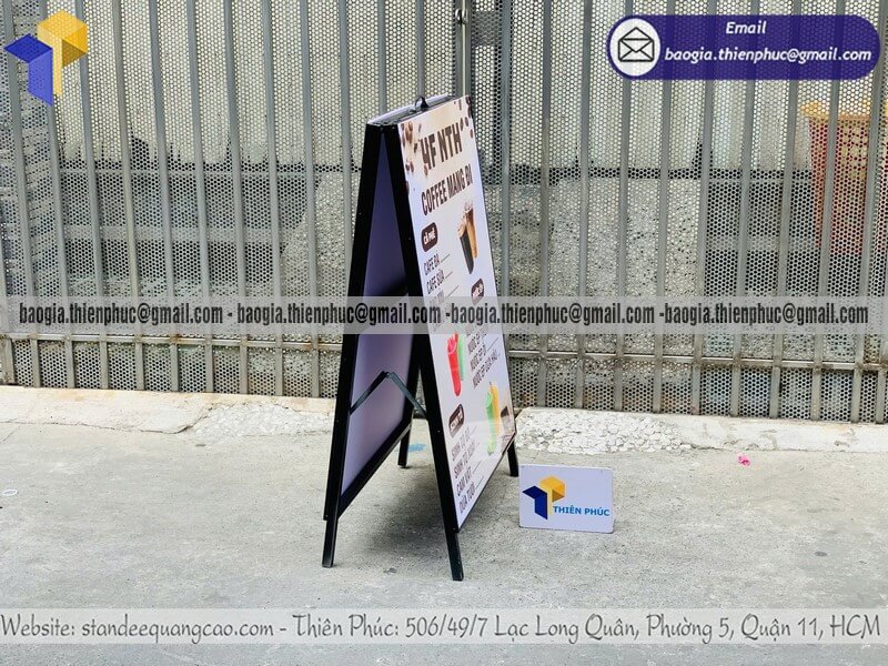 Xưởng sản xuất standee A chân sắt để trước vỉa hè trưng bày menu bảng giá khuyến mãi