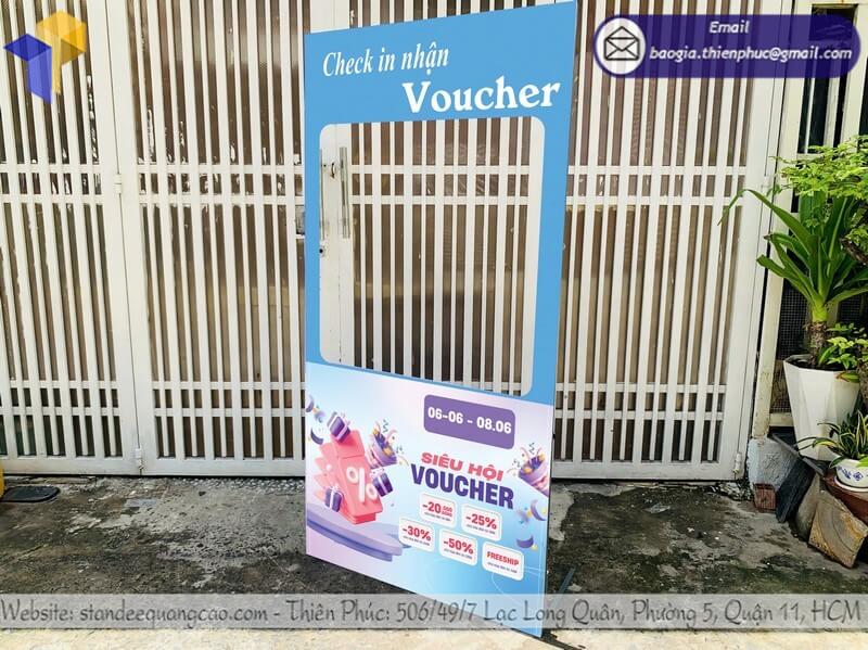 thiết kế khung check in tặng quà